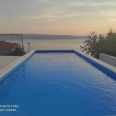 Iva Omis